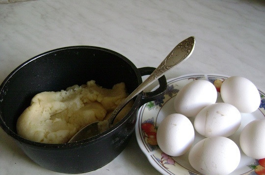 1. Этап. Поленница из заварного теста: 3. Всыпьте муку, тщательно перемешайте. Снимите тесто с огня и остудите немного. По одному вбивайте яйца в остывшее тесто, тщательно перемешивая.