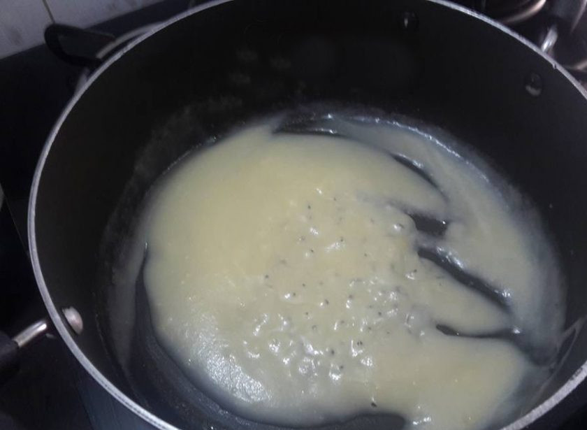 1. Этап. Крем-суп из свежих томатов: 5. Растопите сливочное масло и молоко в глубокой кастрюле. Добавьте крахмал и размешайте, разбивая комки.