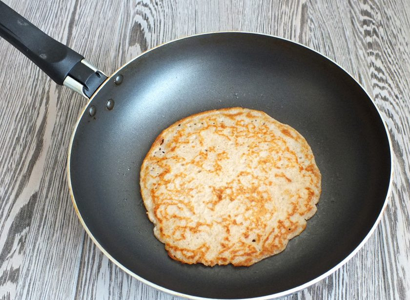 1. Этап. Ржаные блины на кефире: Сковороду смажьте единожды растительным маслом, влейте небольшое количество теста, разровняйте, и выпекайте блины до румяного цвета с двух сторон.