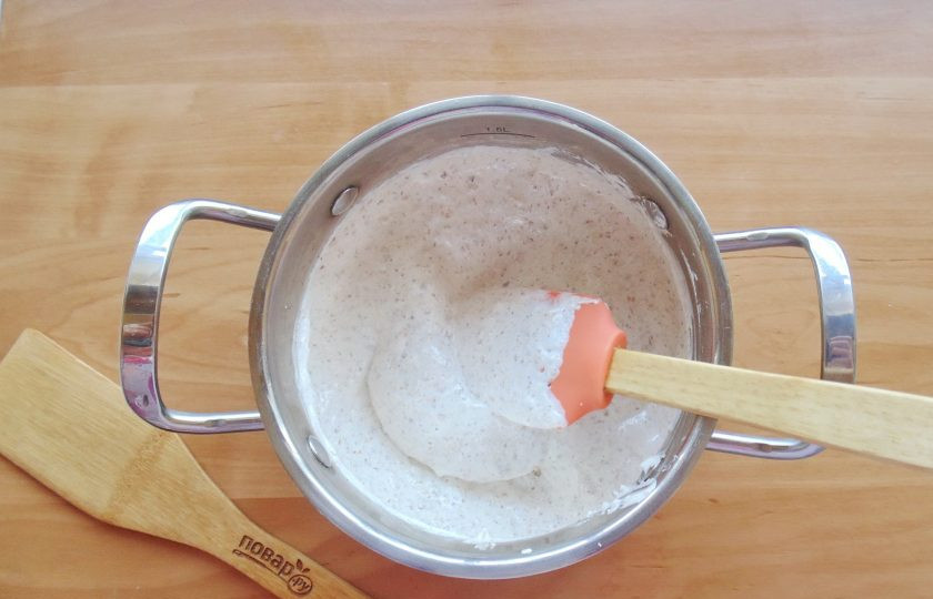 1. Этап. Краковское печенье: Постоянно перемешивая, хорошо нагрейте массу. На этой уйдет 7-8 минут. Затем немного охладите, добавьте муку и перемешайте.