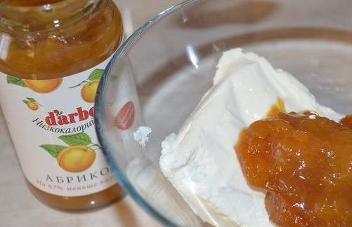 1. Этап. Чизкейк низкокалорийный: Творог самой низкой жирности выложите в пиалку с высокими стенками. Туда же добавьте низкокалорийный конфитюр. Затем взбейте все в однородную массу при помощи погружного блендера. Желатин растопите в микроволновке. Добавьте его к творогу, еще раз все взбейте блендером.