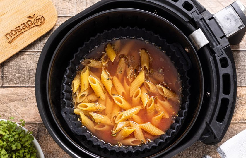 1. Этап. Макароны в аэрогриле: Затем влейте горячую воду.