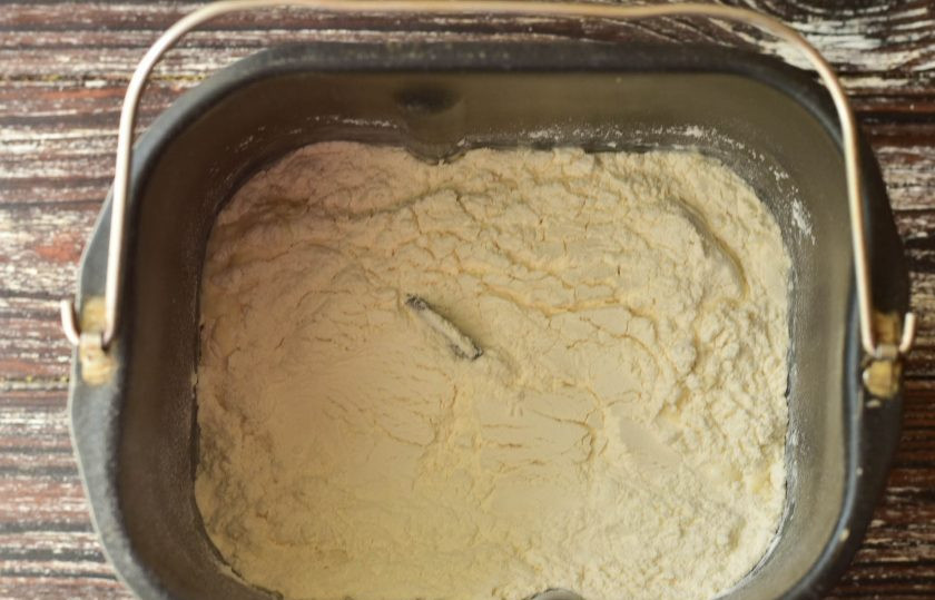 1. Этап. Тесто для курника в хлебопечке: Добавьте просеянную муку.