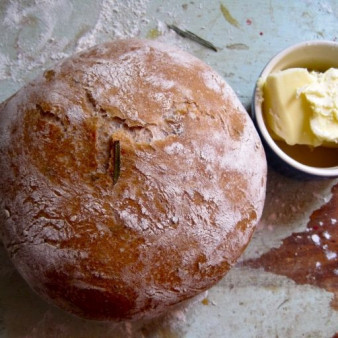 Хлеб с красным вином