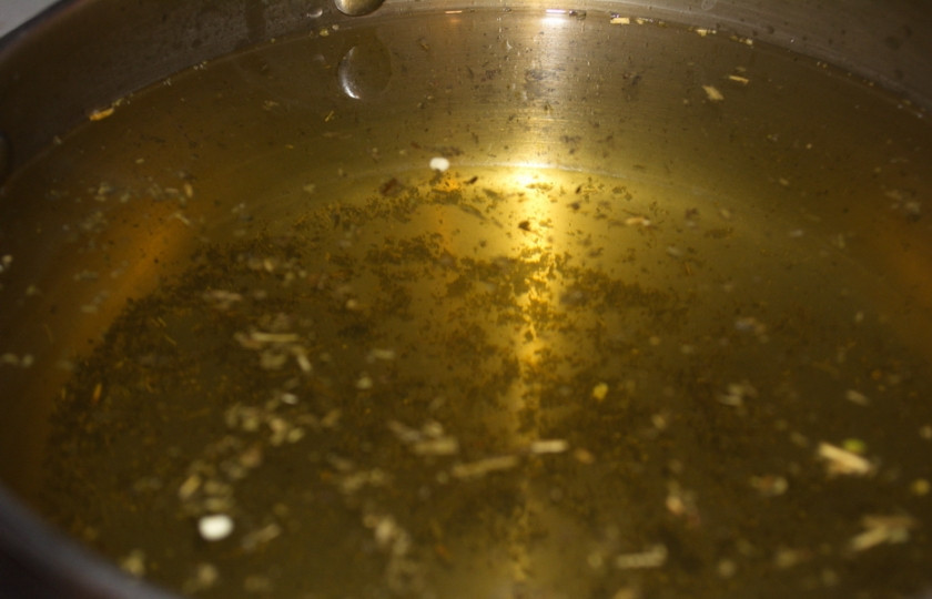 1. Этап. Консервированные помидоры на зиму: Рассол слейте обратно в кастрюлю. Дайте снова закипеть. Добавьте в рассол уксус. Выключайте.