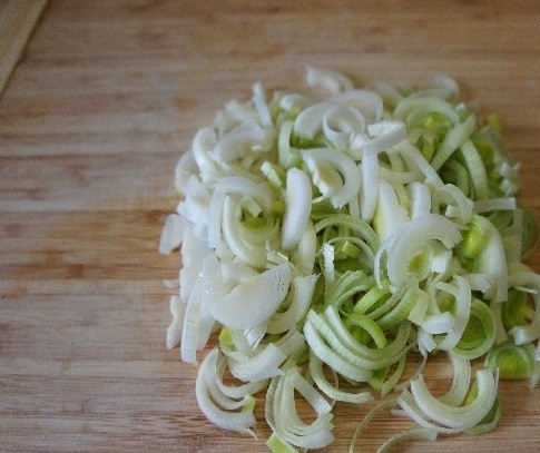 1. Этап. Суп, сжигающий калории: 3. Нарезку порея производите в форме полуколец.