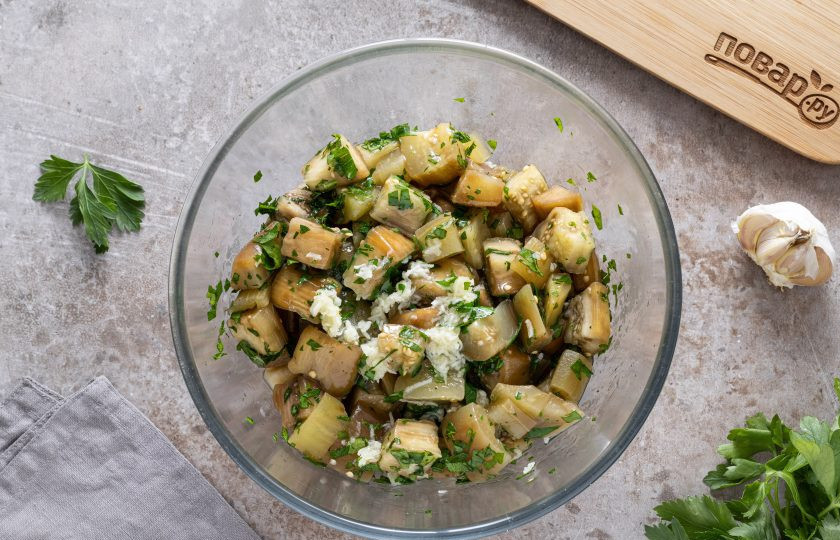 1. Этап. Грибы по-ташкентски: Нагрейте растительное масло и полейте баклажаны, все еще перемешайте. Далее, если хотите съесть закуску сразу, то уберите ее в холодильник на пару часов настояться.