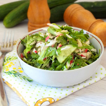 Салат с крабовыми палочками и рукколой