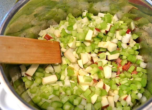 1. Этап. Запеченная индейка кусочками: 3. Помойте и почистите яблоки, удалите косточки и порежьте кубиками, почистите лук и порежьте небольшими кусочками, промойте сельдерей и нарежьте, почистите чеснок и измельчите его. Добавьте в кастрюлю с уже приготовленным беконом сельдерей, лук, яблоки и чеснок, перемешайте и готовьте 5 минут, пока овощи немного размягчатся.