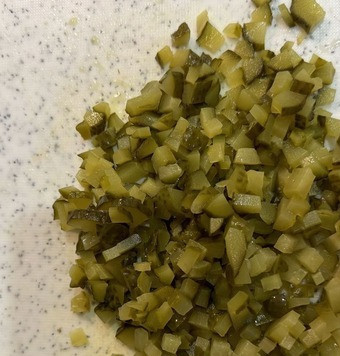 1. Этап. Пицца на дрожжевом тесте: Мелко нарезать огурцы