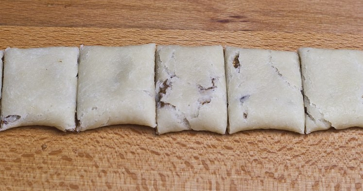 1. Этап. Итальянское печенье с инжиром: Всего таких колбасок должно получиться штук 10. Каждую колбаску разрезаем на 6 частей.