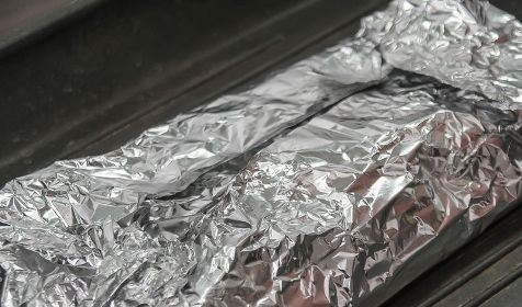 1. Этап. Корейка баранья в духовке: Дальше выкладываем корейку и заворачиваем ее в фольгу. Отправляем противень с мясом в разогретую до 200 градусов духовку на 35-40 минут.