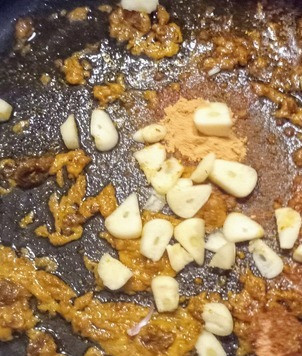 1. Этап. Простой томатный даал: В большой ёмкости разогреть масло и на среднем огне готовить горчицу, листья карри, чеснок, имбирь и красный жгучий перец минуты 2.