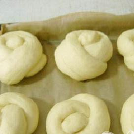 1. Этап. Утренние булочки: Уложите булочки на противень, покрытый бумагой для выпечки. Накройте полотенцем и оставьте отдохнуть на 20 минут. Не укладывайте их очень близко друг к другу.