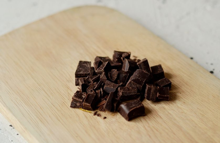 1. Этап. Шоколадный десерт без выпечки: Шоколад измельчите на мелкие кусочки.