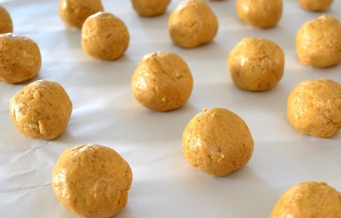 1. Этап. Трюфели из тыквы и сливочного сыра: 4. Достаньте тесто из холодильника и сформируйте небольшие шарики.