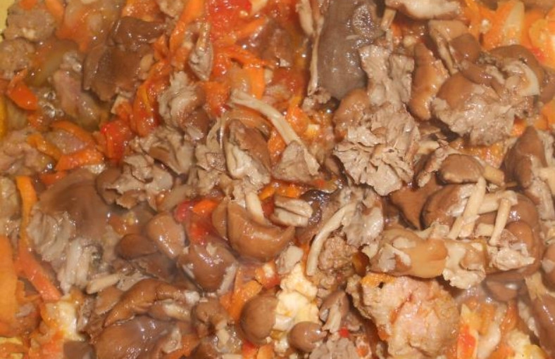 1. Этап. Мясное ассорти с грибами: Кладем грибы, перемешиваем и тушим под крышкой еще 10-15 минут.