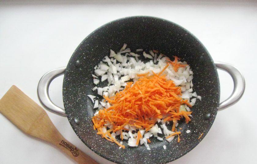 1. Этап. Ленивые голубцы как в столовой: Репчатый лук и морковь очистите, помойте. Лук мелко нарежьте, а морковь натрите на терке. Выложите в сотейник или сковороду.