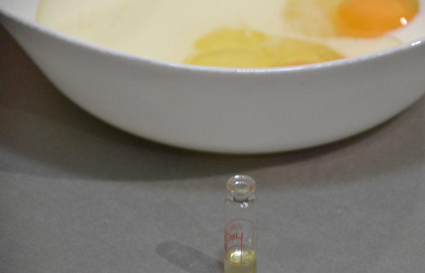 1. Этап. Кексы из кокосовой муки: Добавьте несколько капель натурального ароматизатора, в данном случае лимонный, но можно использовать любой другой - ванильный, апельсиновый.