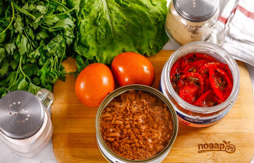 1. Этап. Салат с тунцом и вялеными помидорами: Подготовьте указанные ингредиенты. Заранее отварите куриные яйца в течение 12-15 минут и остудите в воде.