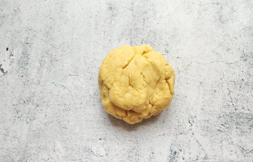 1. Этап. Ягодный пирог с маскарпоне: Быстро замесите мягкое тесто. Уберите в холодильник на 30 минут.