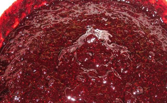 1. Этап. Черничный джем: Промываем нашу чернику и ждем, пока ягоды обсохнут. Затем в какой-нибудь большой посудине разминаем чернику специальным приспособлением для пюре (можно и вручную ступкой), а затем доводим до жидкого состояния при помощи блендера. Можно и сразу разминать чернику блендером, но брызги будут лететь по всей кухне :)