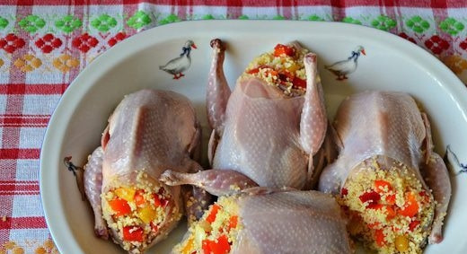 1. Этап. Перепела фаршированные: Птицу нафаршируйте. Выложите тушки в смазанную маслом форму для выпечки. Сверху влейте соус из пакета.