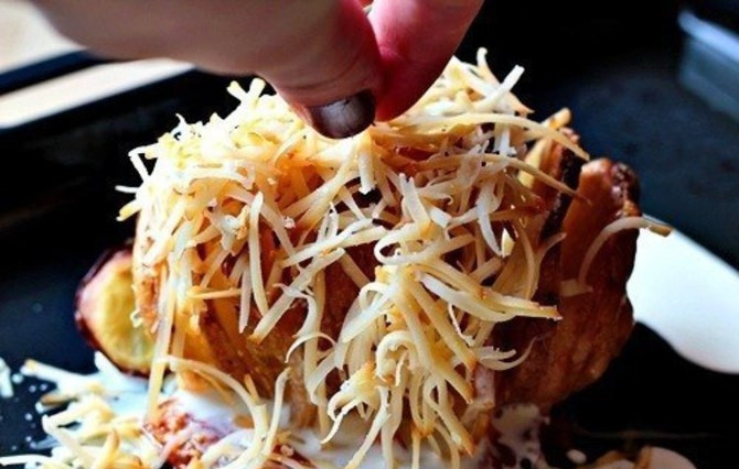 1. Этап. Печеный картофель с сыром: 3. Далее достаем картофель из духовки, поливаем сливками и посыпаем тертым сыром. Ставим обратно в духовку минут на 15.