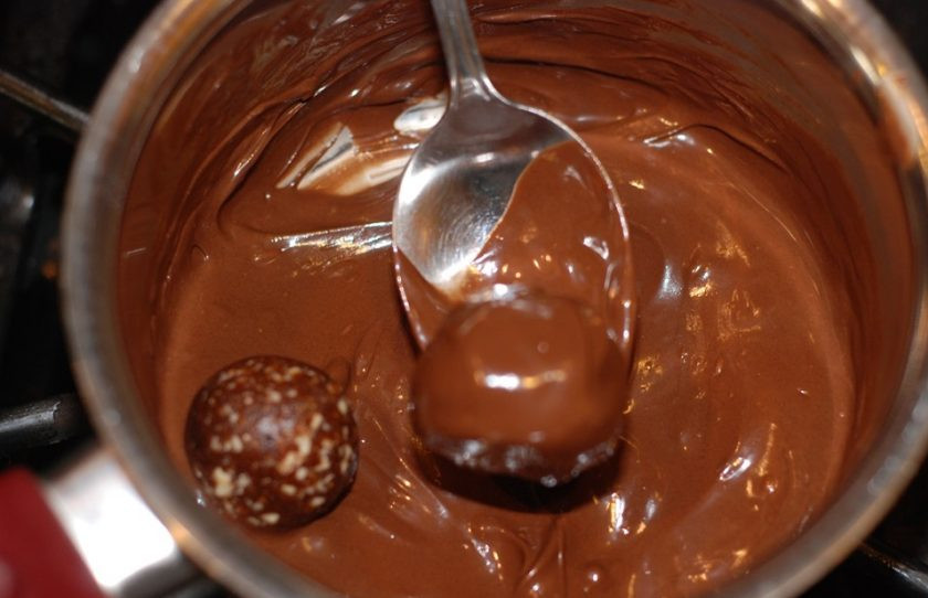 1. Этап. Шоколадные трюфели с миндалем: 5. Обмакните каждый шарик в растопленный шоколад.