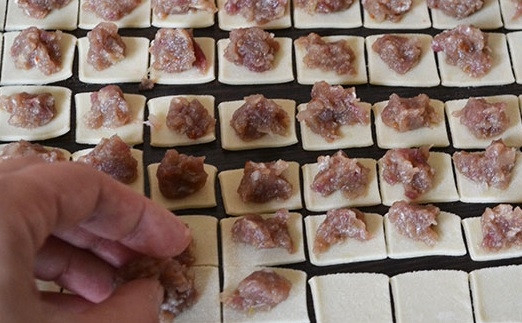 1. Этап. Дюшбара: 9. В центр каждого выложите фарш, аккуратно залепите края.