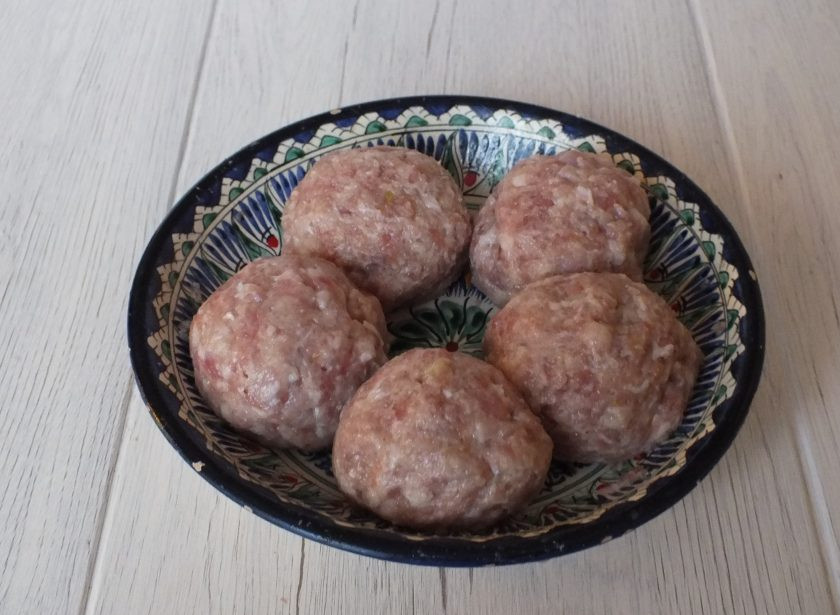 1. Этап. Зразы в мультиварке: Разделите на равные части.