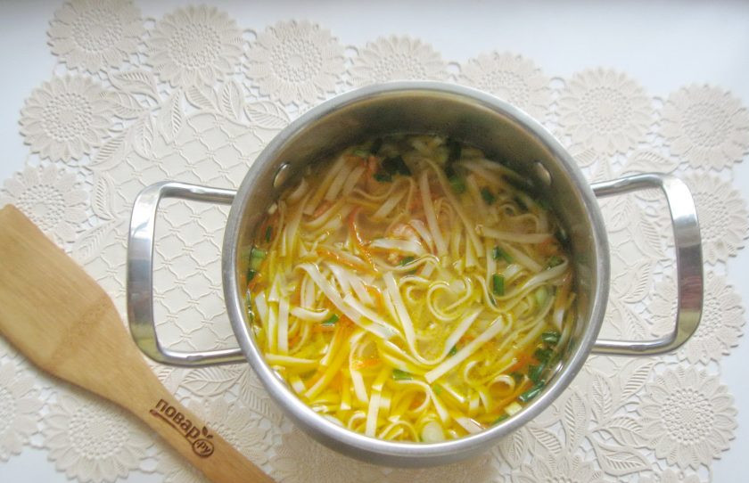 1. Этап. Суп с креветками и лапшой: Добавьте измельченный чеснок и прогрейте суп 2-3 минуты.