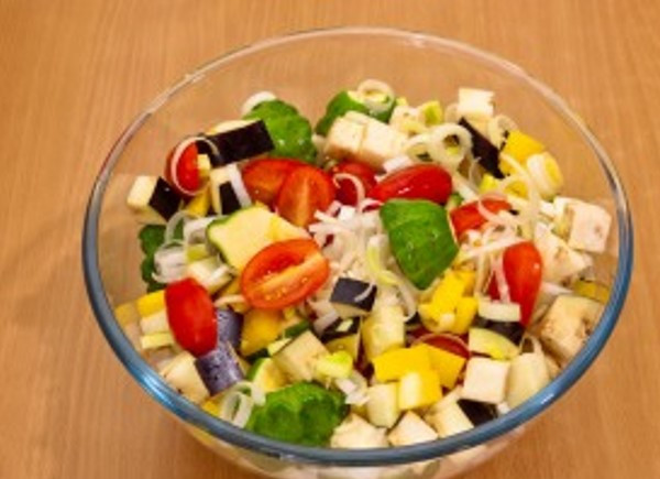 1. Этап. Баранина в духовке в рукаве: Смешайте все нарезанные овощи, посолите и поперчите по вкусу.