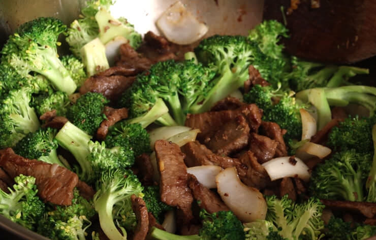 1. Этап. Говядина диетическая: 4. Выложите ранее подготовленные брокколи, обжаривайте все 1-2 минуты.