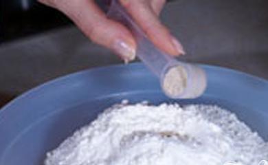 1. Этап. Багеты с зеленью: 2. С сухими дрожжами смешиваем муку и всыпаем в контейнер. Программу настраиваем на «Багеты». Включаем кнопкой «Старт».