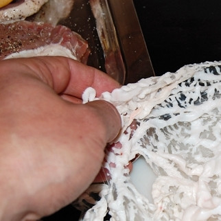 1. Этап. Свиная корейка с домашним кетчупом: Чтобы корейка не пересохла и осталась сочной, нам нужен сальник - эдакая сеточка из сала, которая покрывает внутренние стенки органов животного (свиньи или барана). Купить можно на любом рынке и в большинстве супермаркетов.