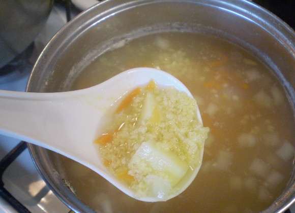 1. Этап. Рыбный суп для детей: 5. Выберите рыбу готовую из бульона и отварите овощи и крупу до полной готовности. У меня ушло 20 минут.