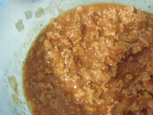 1. Этап. Лазанья с фаршем и помидорами: Обжарьте сначала фарш с измельченным луком и томатной пастой до готовности.