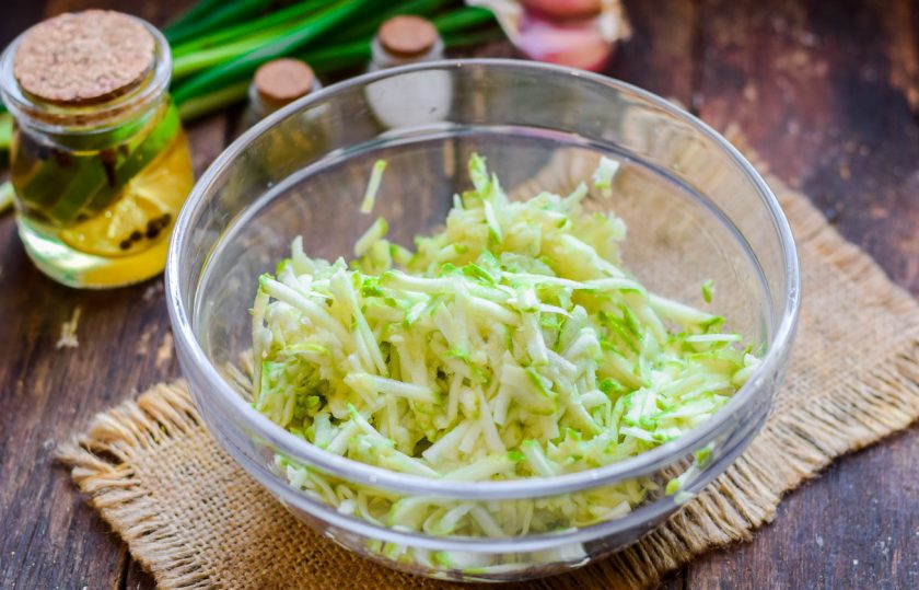 1. Этап. Запеканка из кабачков с грибами: Кабачок сполосните и просушите, натрите кабачок на средней терке. Обязательно отожмите сок от кабачков, максимально!