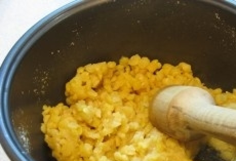 1. Этап. Горох в мультиварке: Вот такой у меня конечный результат:) Чтобы придать однородность, я потолкла горох.