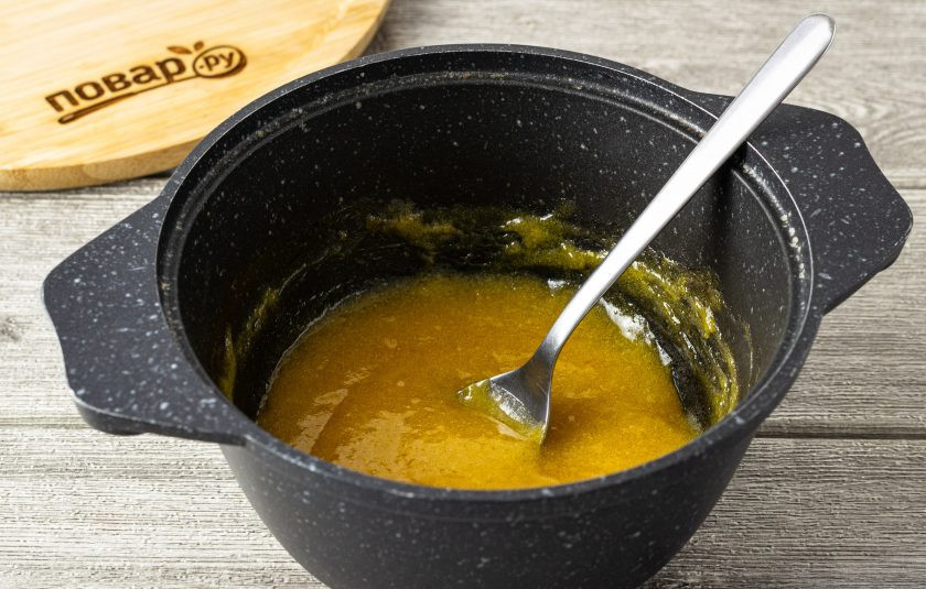 1. Этап. Конфитюр из абрикосов с агар-агаром: Снова доведите абрикосовое пюре до кипения на медленном огне и уваривайте 20-25 минут.