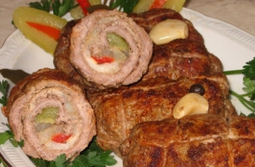 1. Этап. Говяжьи ролады: Тушим говяжьи ролады на небольшом огне под крышкой примерно 1,5 часа. Затем можно добавить в оставшийся бульон соль и перец по вкусу. Перед подачей не забудьте убрать нитки или зубочистки.