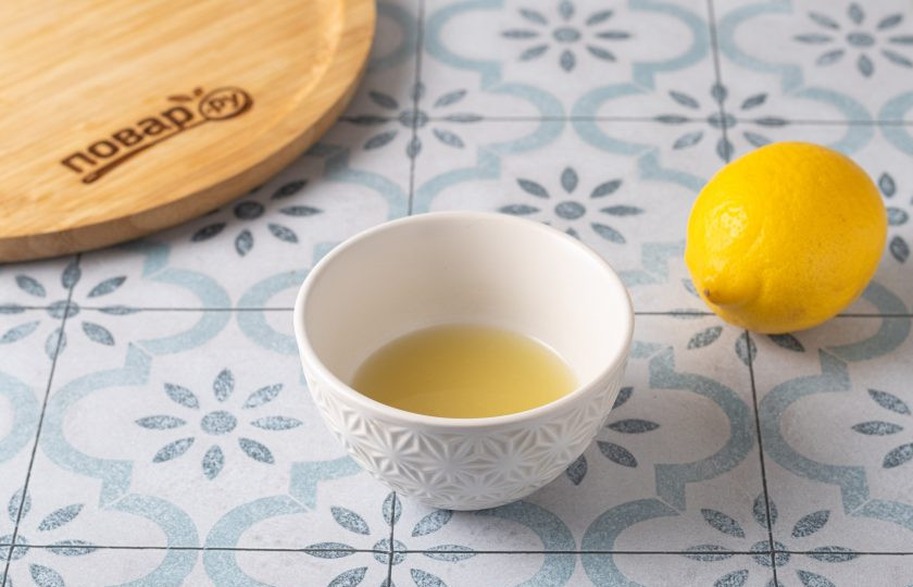 1. Этап. Лимонад с чиа: Лимоны помойте и выжмите из них сок.