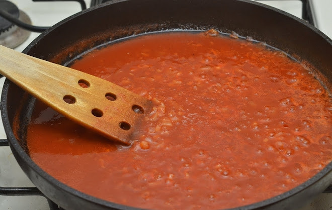1. Этап. Филе цыпленка: 8. Добавьте томатное пюре (можно использовать разведенную пасту или домашний томат, например). Доведите до кипения. По вкусу можно добавить соль, сахар, перец.