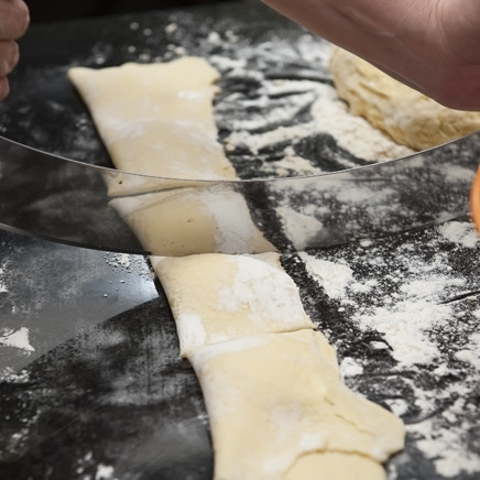 1. Этап. Равиоли с сыром: 10. Прямоугольник согните надвое, оставив начинку в верхней части. Порежьте тесто с начинкой на равиоли. Режьте в полых местах!