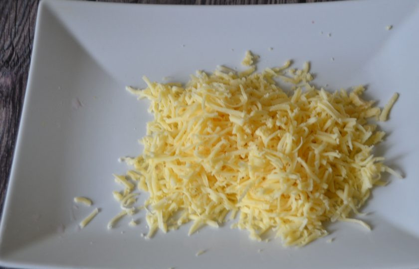 1. Этап. Салат Манон: Сыр тоже натрите на терке.
