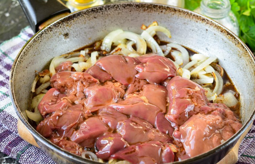 1. Этап. Куриная печень в соусе терияки: К обжаренному луку добавьте маринованную печень вместе с соусом терияки.