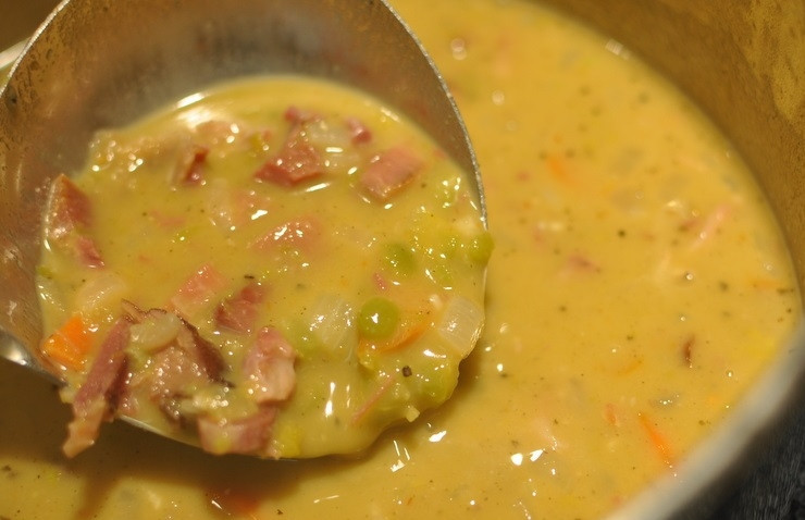 1. Этап. Простой гороховый суп с копченостями: 5. Добавьте копченое мясо, доведите по вкусу солью при необходимости, проварите еще пару минут и выключайте.