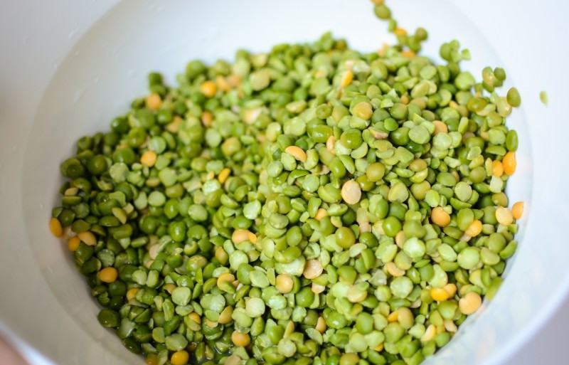 1. Этап. Густой гороховый суп: Горох замочить на ночь в воде.