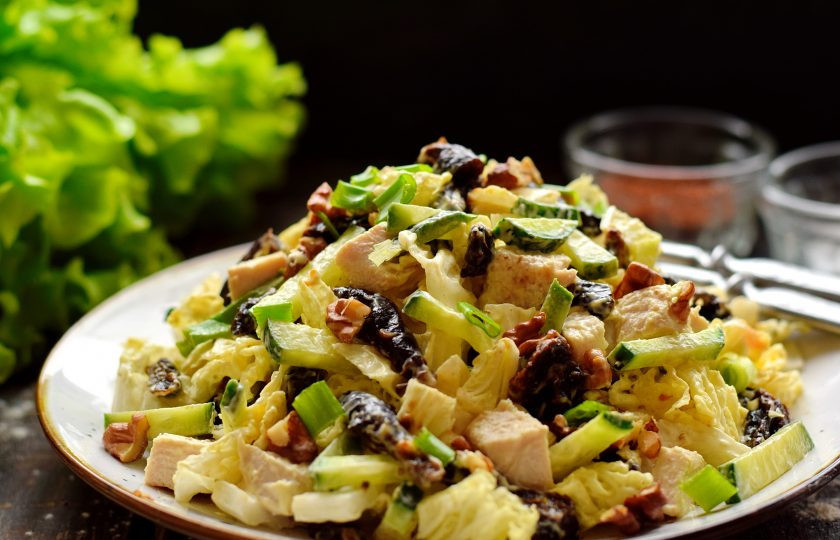 1. Этап. Салат с курицей, пекинской капустой и черносливом: Смесь тщательно перемешайте, чтобы майонез окутал каждый нарезанный элемент. Салат подайте на стол сразу после приготовления, дополните свежей зеленью.